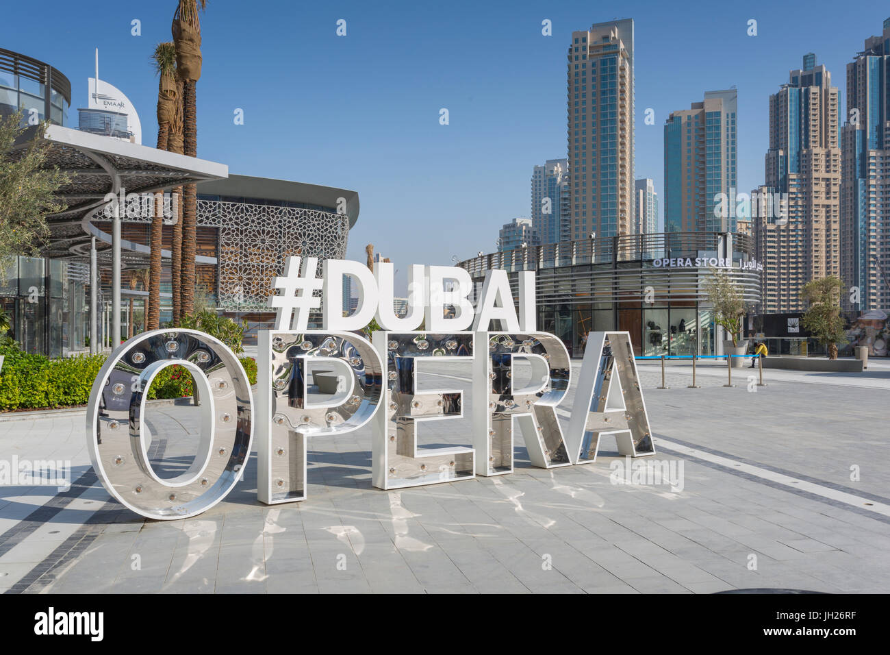 L'Opera House nel centro cittadino di Dubai, Emirati Arabi Uniti, Medio Oriente Foto Stock