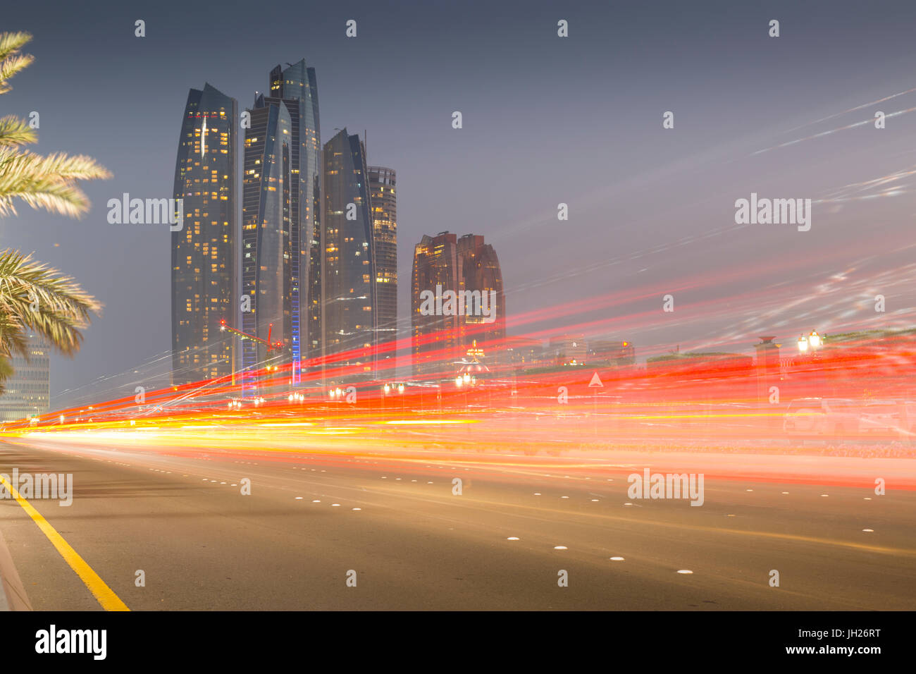 Vista di Ethiad torri e Corniche al crepuscolo, Abu Dhabi, Emirati Arabi Uniti, Medio Oriente Foto Stock