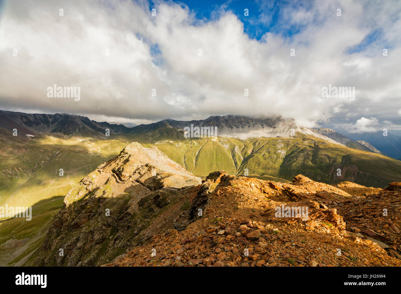 Sole e nubi sulla cresta rocciosa delle Alpi, Filon del Mott, Bormio, Valle del Braulio, Passo Stelvio, Valtellina, Lombardia, Italia Foto Stock