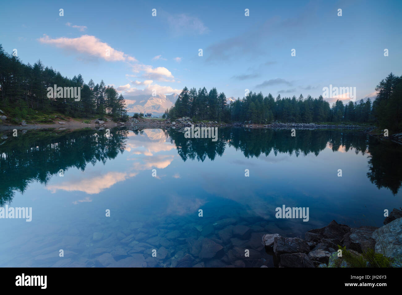 Nuvole e boschi si riflette nel Lago Azzurro all'alba, Motta Madesimo, Valle Spluga, Sondrio, Valtellina, Lombardia, Italia, Europa Foto Stock