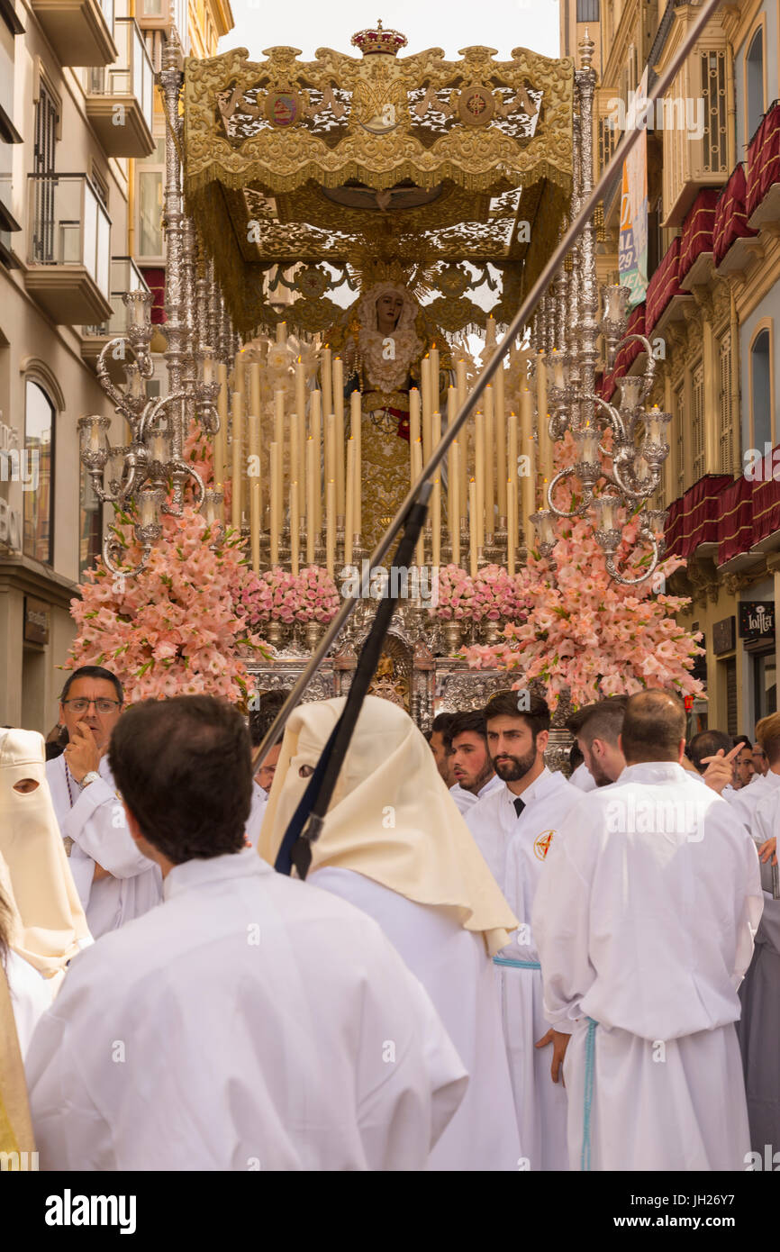 La gente del posto che prendono parte alla risurrezione Parade la Domenica di Pasqua, Malaga, Costa del Sol, Andalusia, Spagna, Europa Foto Stock