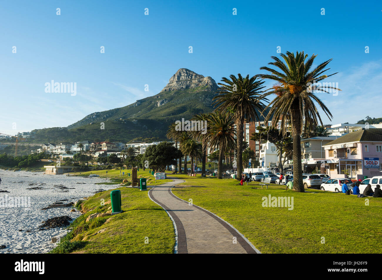 Lungomare di Camps Bay con il Lions Head in background, sobborgo di Cape Town, Sud Africa e Africa Foto Stock
