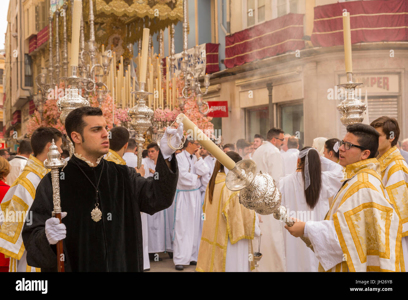 La gente del posto che prendono parte alla risurrezione Parade la Domenica di Pasqua, Malaga, Costa del Sol, Andalusia, Spagna, Europa Foto Stock