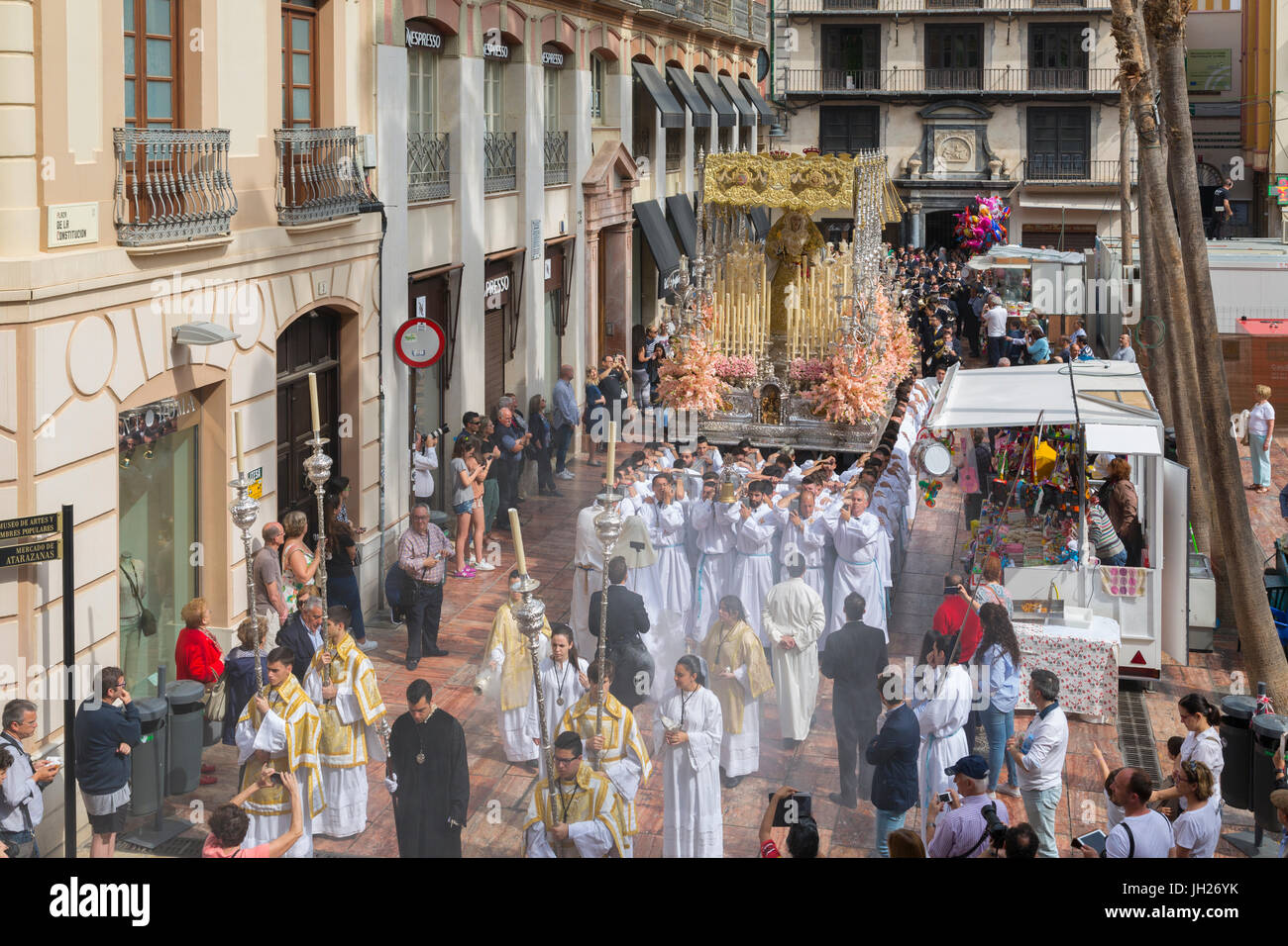 La gente del posto che prendono parte alla risurrezione Parade la Domenica di Pasqua, Malaga, Costa del Sol, Andalusia, Spagna, Europa Foto Stock