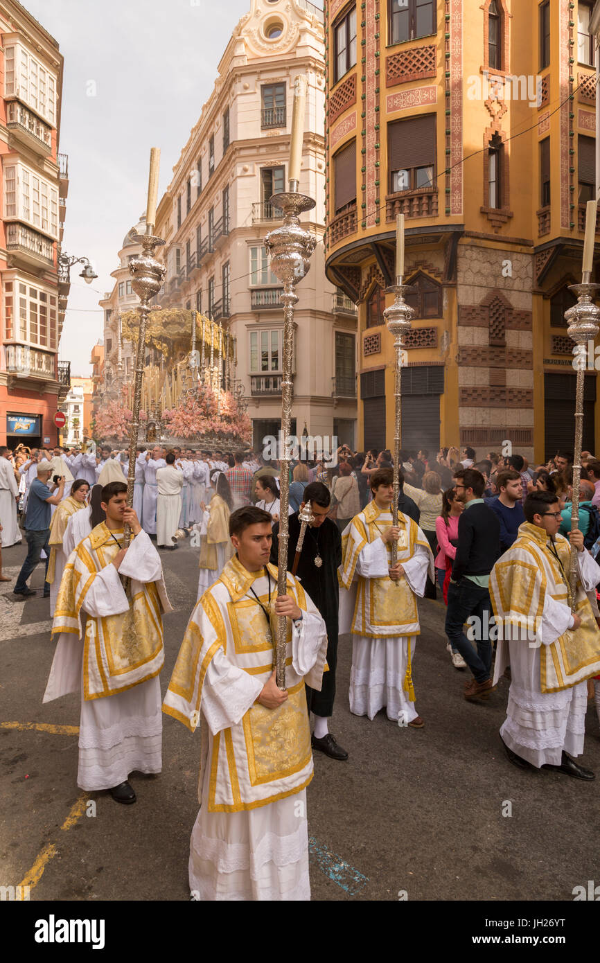 La gente del posto che prendono parte alla risurrezione Parade la Domenica di Pasqua, Malaga, Costa del Sol, Andalusia, Spagna, Europa Foto Stock