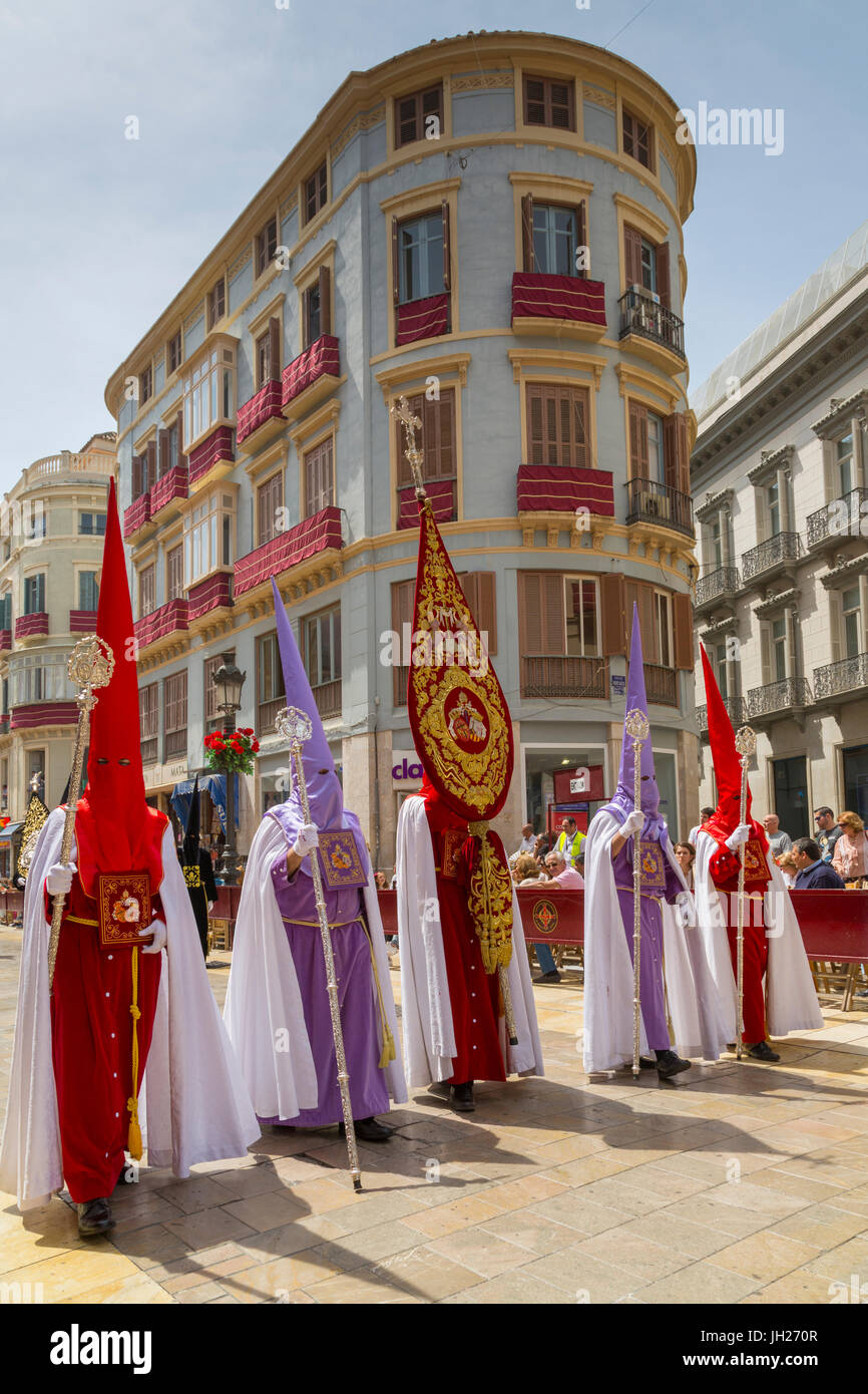 La gente del posto che prendono parte alla risurrezione Parade la Domenica di Pasqua, Malaga, Costa del Sol, Andalusia, Spagna, Europa Foto Stock