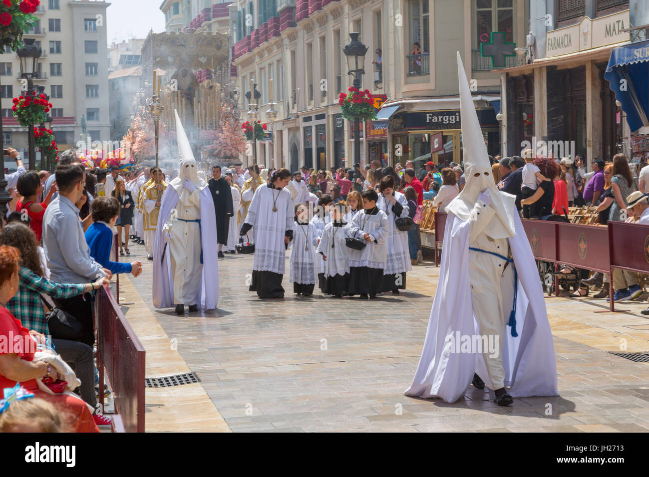 La gente del posto che prendono parte alla risurrezione Parade la Domenica di Pasqua, Malaga, Costa del Sol, Andalusia, Spagna, Europa Foto Stock