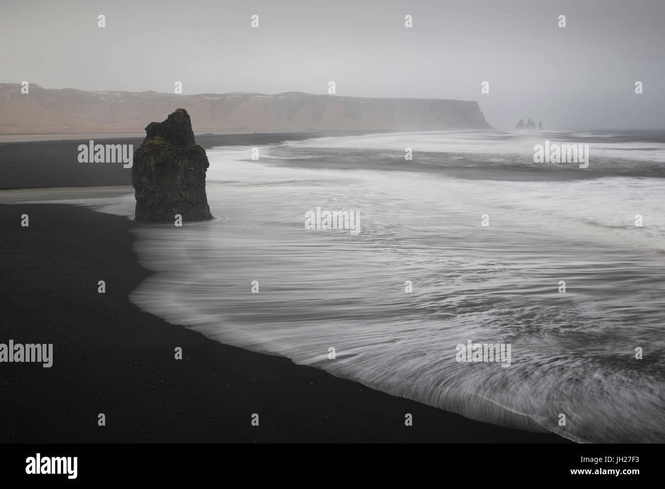 Reynisdrangar basalto colonne di roccia e la spiaggia di sabbia nera di Vik, Islanda, regioni polari Foto Stock