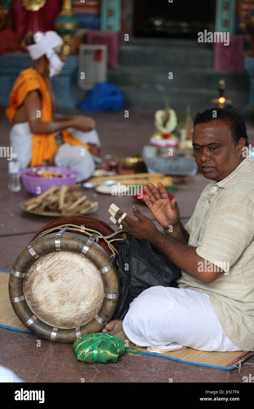 Musicista suonare il tamburo durante una tradizionale cerimonia Indù. Singapore. Foto Stock