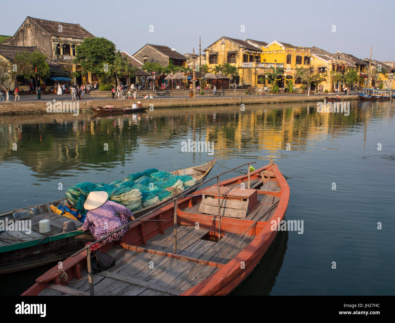 Barche e giallo case lungo il fiume, Waterfront, Hoi An, Vietnam, Indocina, Asia sud-orientale, Asia Foto Stock