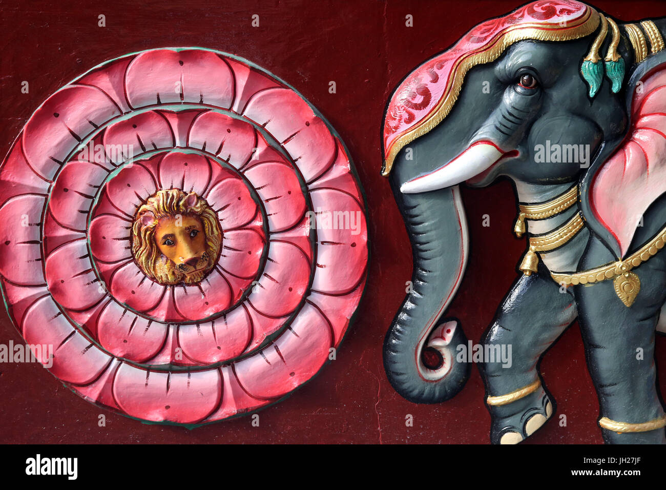 Sri Vadapathira Kaliamman tempio indù. Elefante e fiore di loto. Singapore. Foto Stock