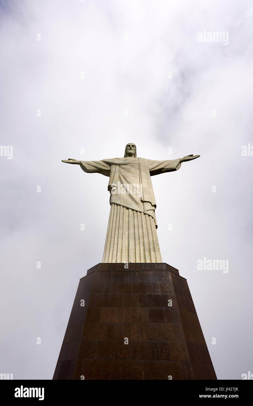 Bassa angolazione dell'iconica statua del Cristo Redentore in un giorno nuvoloso, Rio de Janeiro, Brasile, Sud America Foto Stock