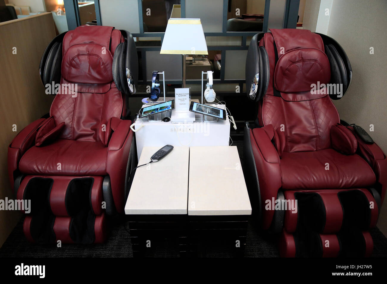 L'Aeroporto Changi di Singapore. Poltrone da massaggio. Foto Stock