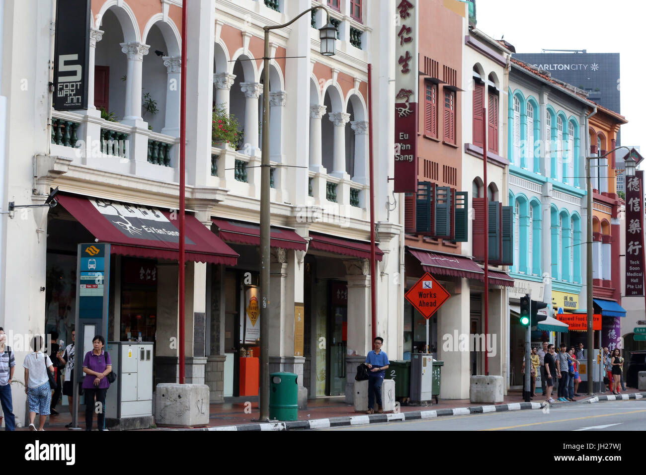 Colorata architettura coloniale. Chinatown. Singapore. Foto Stock