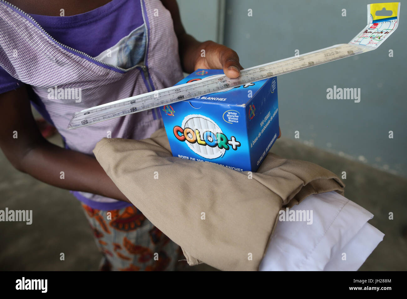 Africani scuola primaria. Bambino sponsorizzato dalla ONG la Chaine de l'Espoir. Lomé. Il Togo. Foto Stock