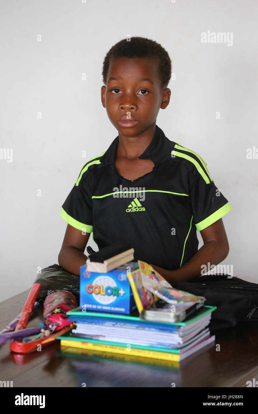 Africani scuola primaria. Bambino sponsorizzato dalla ONG la Chaine de l'Espoir. Lomé. Il Togo. Foto Stock