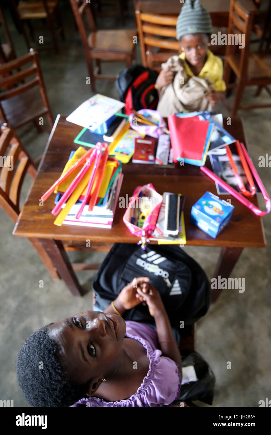 Africani scuola primaria. Bambini sponsorizzati dalla ong francese : la Chaine de l'Espoir. Lomé. Il Togo. Foto Stock