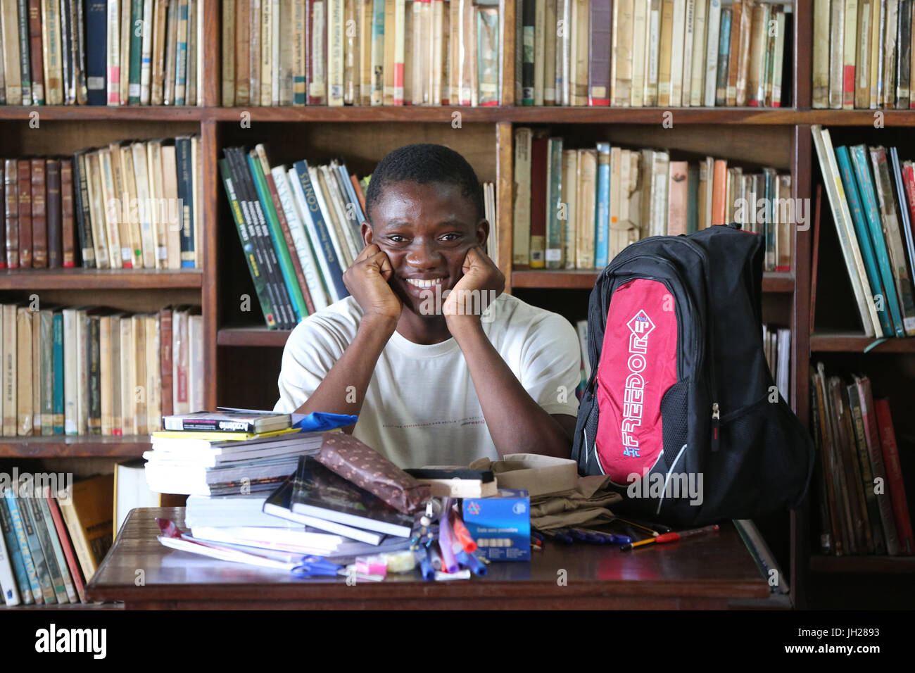 Scuola africana. Ragazzo sponsorizzato da ong francese : la Chaine de l'Espoir. Lomé. Il Togo. Foto Stock