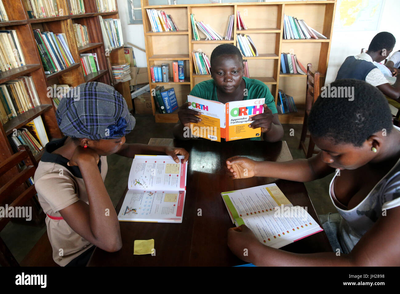 Scuola africana. Bambini sponsorizzati dalla ong francese : la Chaine de l'Espoir. La libreria. Lomé. Il Togo. Foto Stock