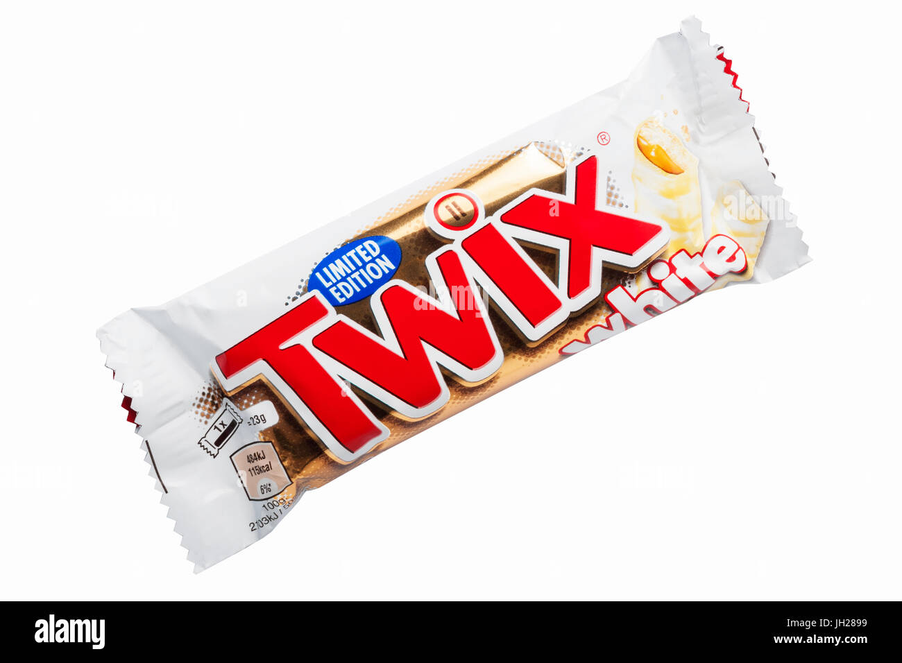 Una edizione limitata di cioccolato bianco cioccolato Twix bar su sfondo bianco Foto Stock