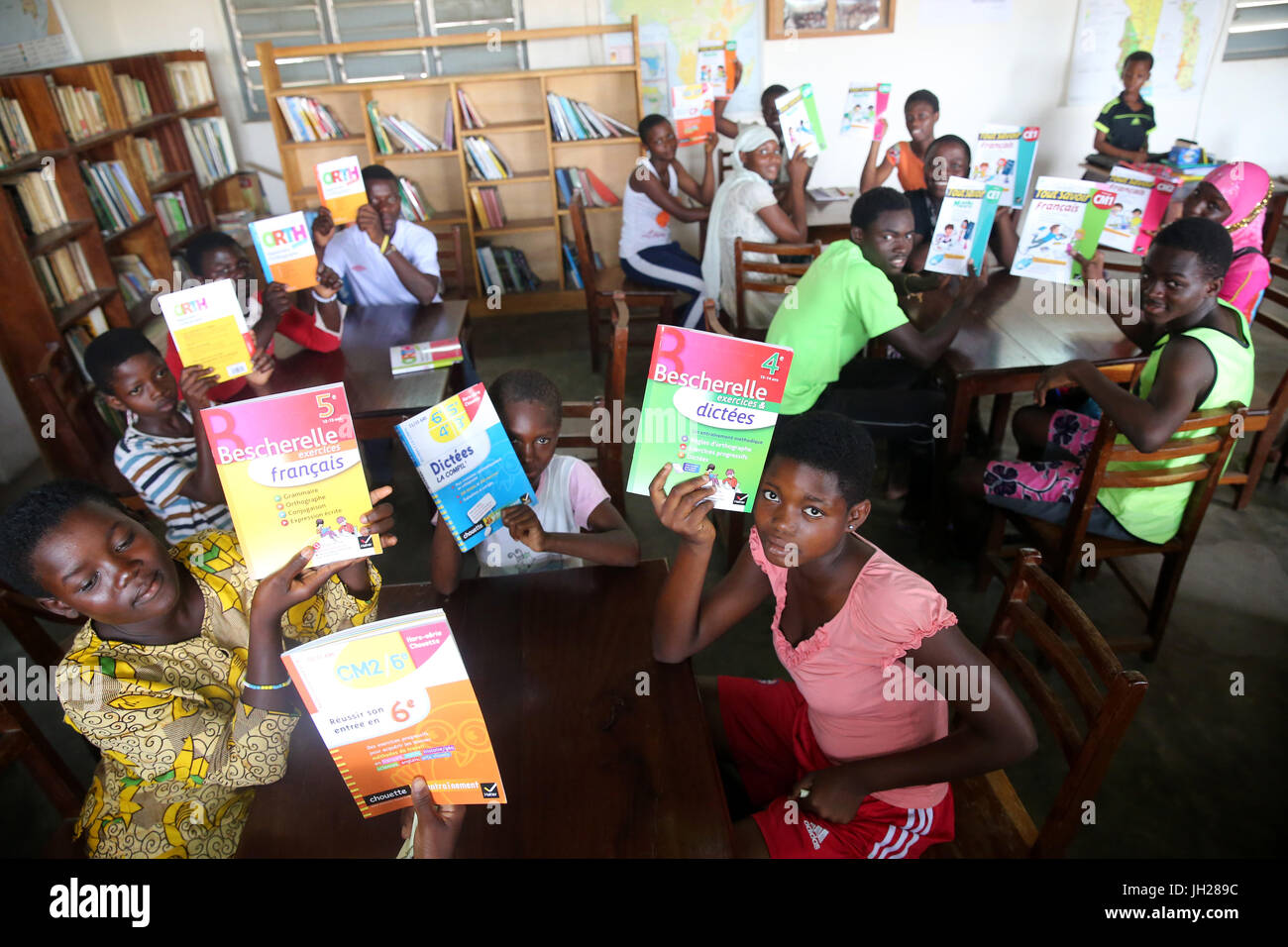 Scuola africana. Bambini sponsorizzati dalla ong francese : la Chaine de l'Espoir. La libreria. Lomé. Il Togo. Foto Stock