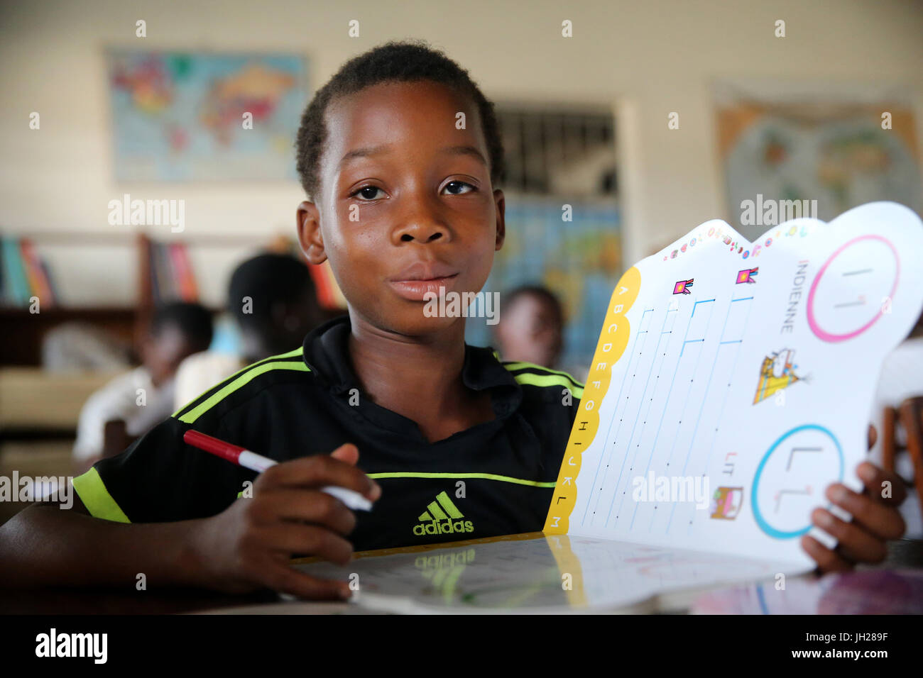 Africani scuola primaria. Bambino sponsorizzato da ong francese : la Chaine de l'Espoir. La libreria. Lomé. Il Togo. Foto Stock