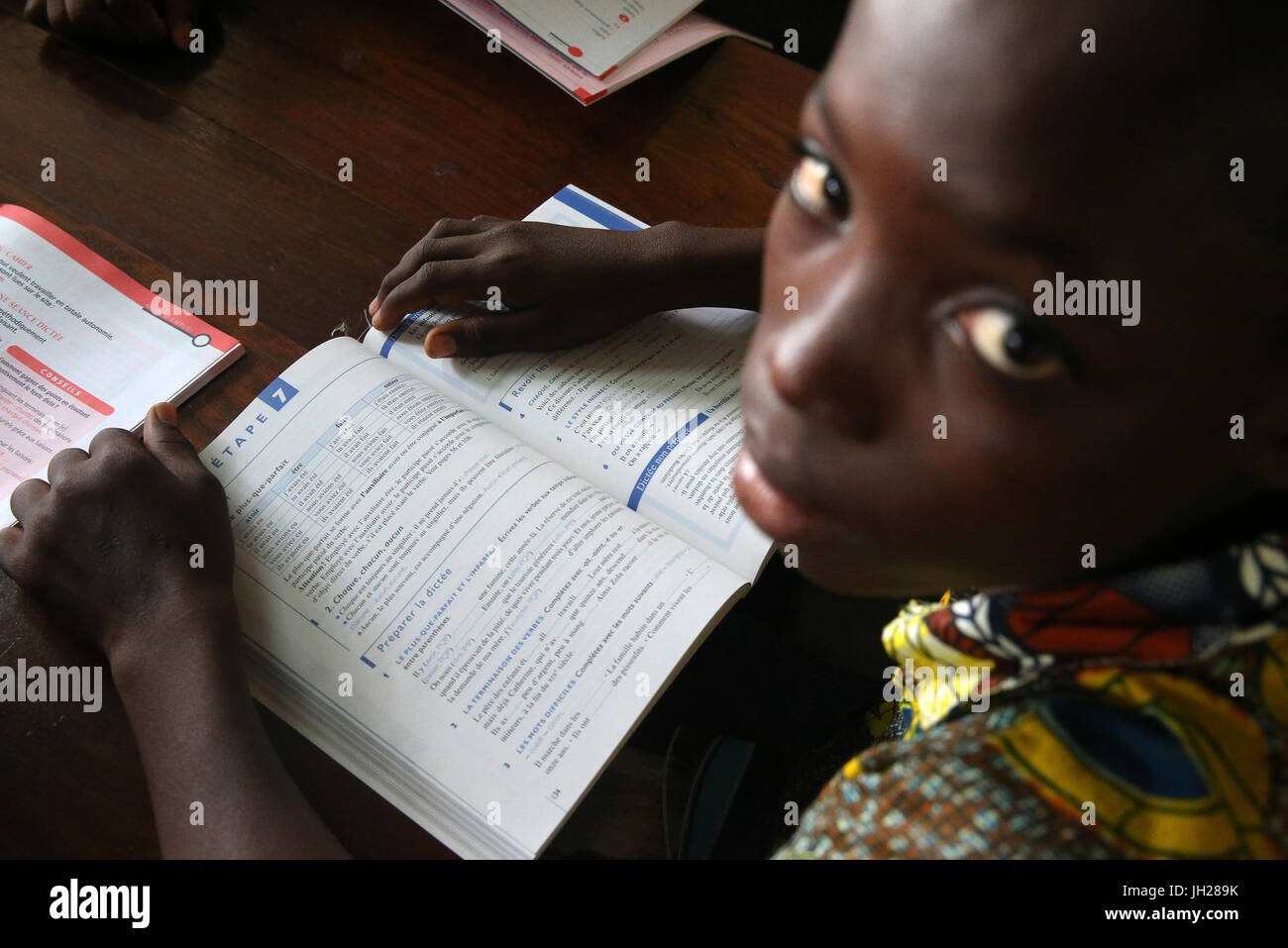 Africani scuola primaria. Bambino sponsorizzato da ong francese : la Chaine de l'Espoir. La libreria. Lomé. Il Togo. Foto Stock