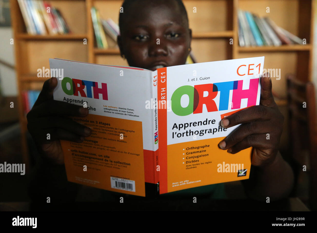 Scuola africana sponsorizzata dalla ong francese : la Chaine de l'Espoir. La libreria. Lomé. Il Togo. Foto Stock