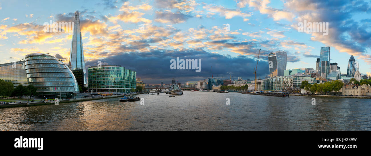 Vista del London Financial District, Municipio di Shard e il fiume Tamigi, London, England, Regno Unito, Europa Foto Stock