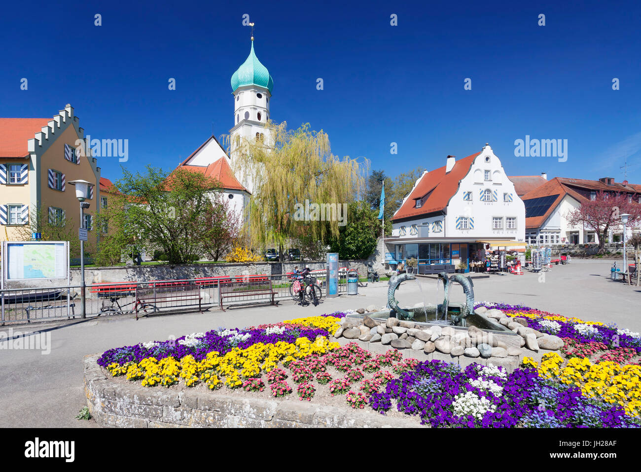 St. Georg chiesa e castello, penisola di Wasserburg, Lago di Costanza, Schwaben, Baviera, Germania, Europa Foto Stock