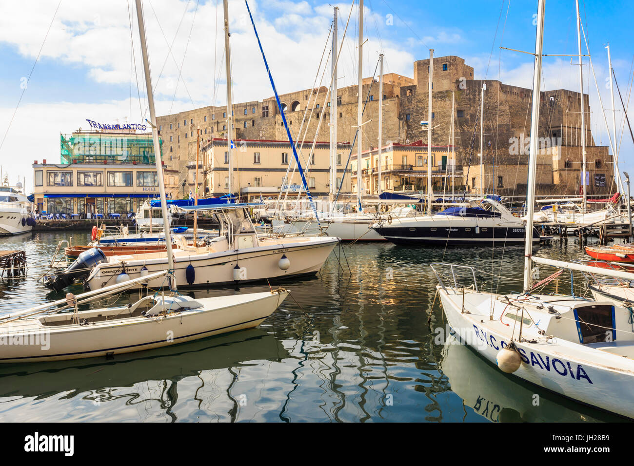 Yachts nel Borgo Marinaro e Castel dell Ovo fortezza, Chiaia, città di Napoli, Campania, Italia, Europa Foto Stock