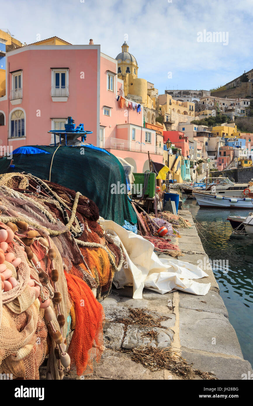 Marina Corricella, grazioso villaggio di pescatori, colorate case di pescatori e reti da pesca, Isola di Procida e della baia di Napoli, Italia Foto Stock