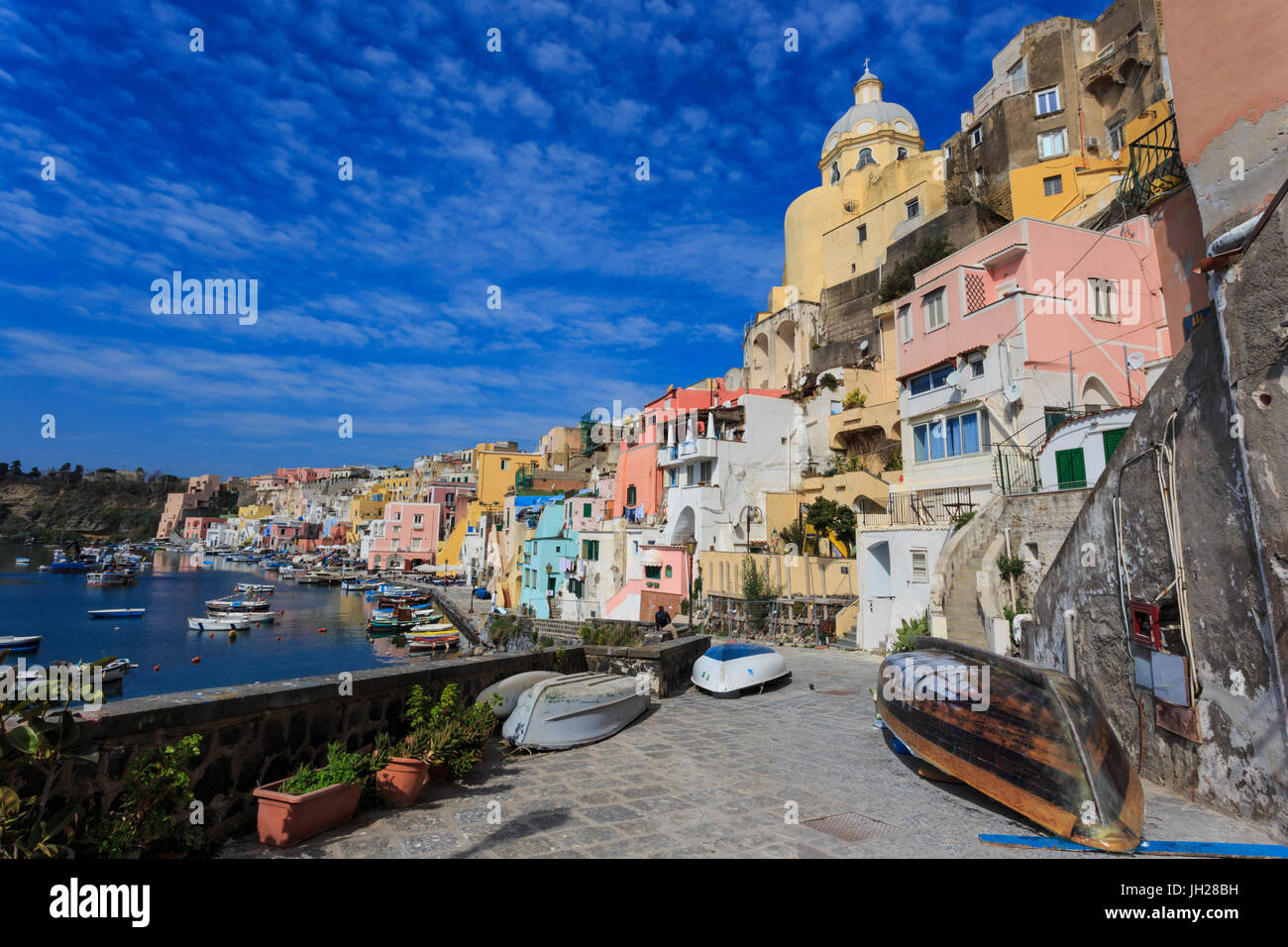 Marina Corricella, grazioso villaggio di pescatori, colorate case di pescatori, barche e chiesa, Isola di Procida e della baia di Napoli, Italia Foto Stock