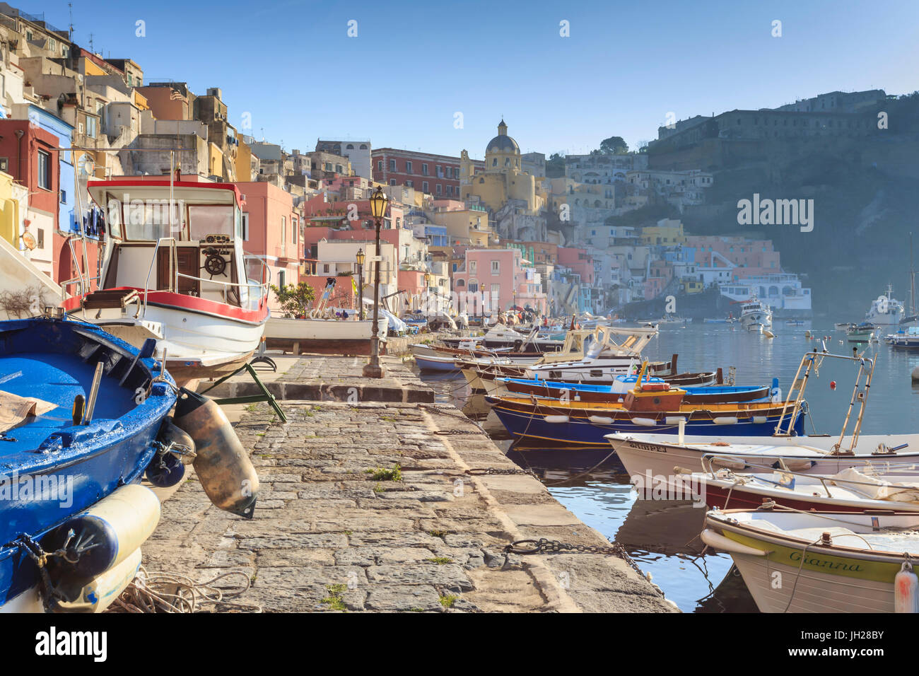 Marina Corricella, grazioso villaggio di pescatori, colorate case di pescatori, barche e reti, Isola di Procida e della baia di Napoli, Italia Foto Stock