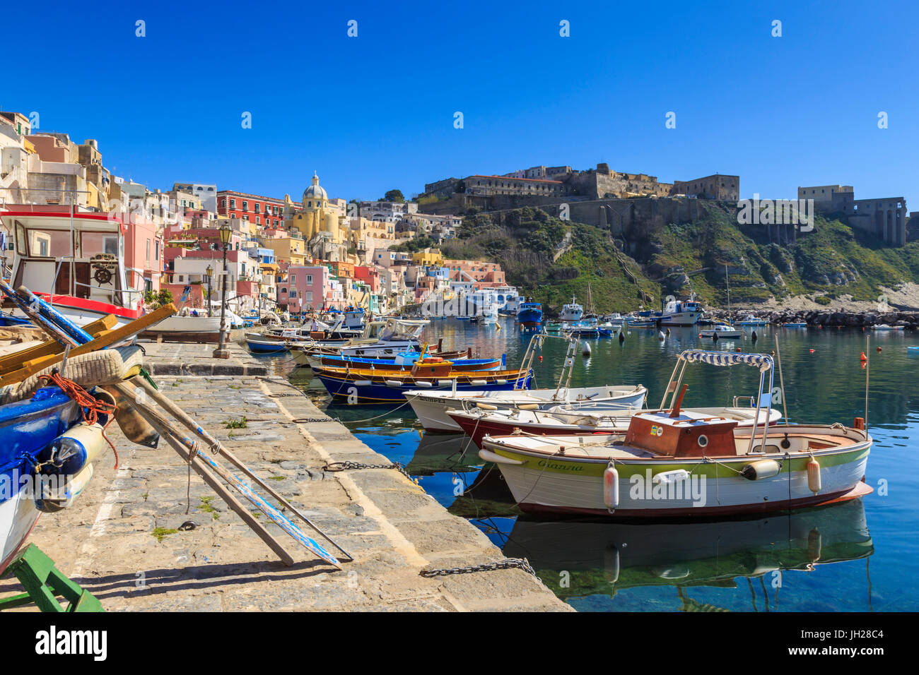 Marina Corricella, grazioso villaggio di pescatori, colorate case di pescatori, barche e reti, Isola di Procida e della baia di Napoli, Italia Foto Stock