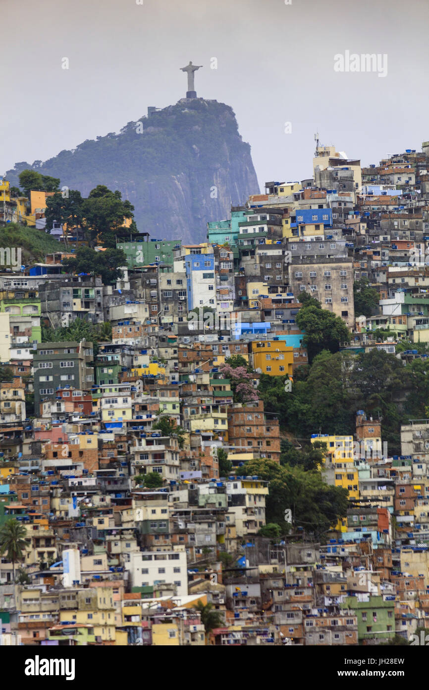 Vista di Rocinha favela (slum) (baraccopoli), monte Corcovado e la statua di Cristo Redentore, Rio de Janeiro, Brasile Foto Stock