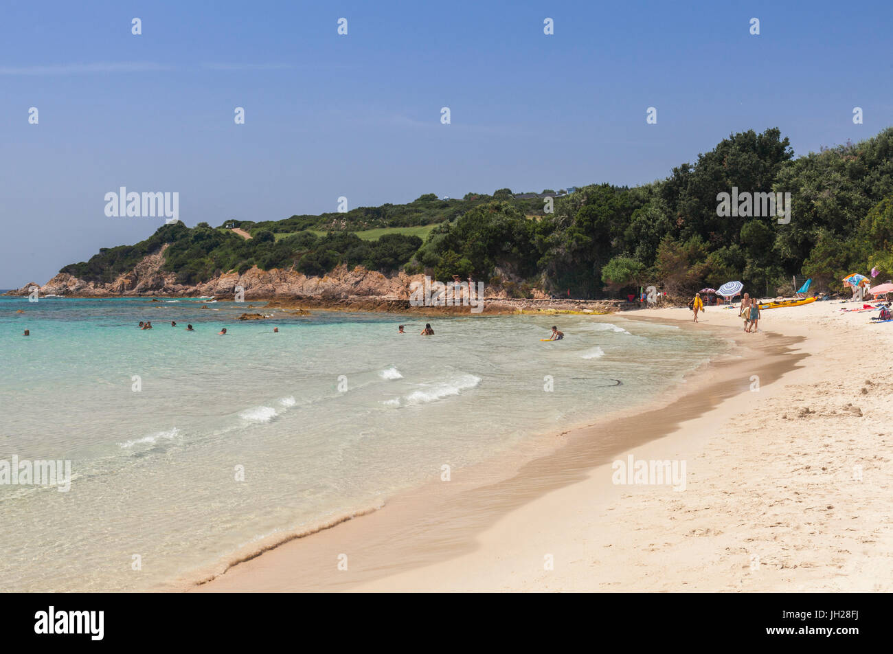 Bagnanti sulla spiaggia di sabbia circondate dal mare turchese e campo da golf di Sperone, Bonifacio Corsica del Sud, Francia, Mediterranea Foto Stock