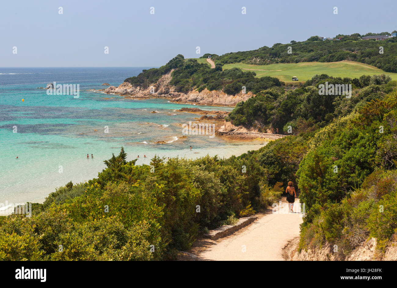 Vista estiva del mare turchese e il campo da golf sul promontorio, Sperone, Bonifacio Corsica del Sud, Francia, Mediterranea Foto Stock