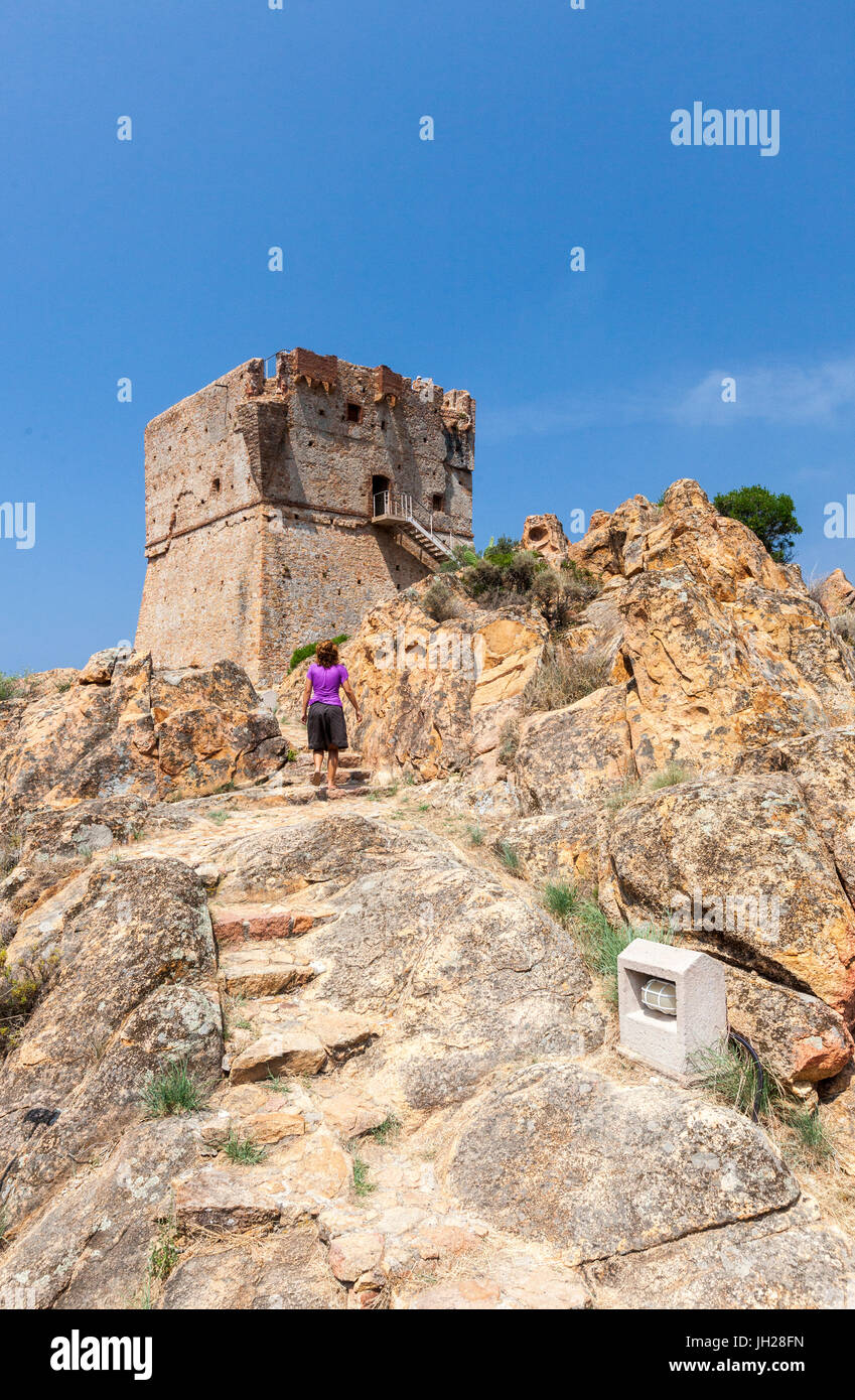 Torre Genovese di rocce di granito costruita come fortezza di difesa incorniciato dal cielo blu, Porto, Sud Corsica, Francia, Mediterranea Foto Stock