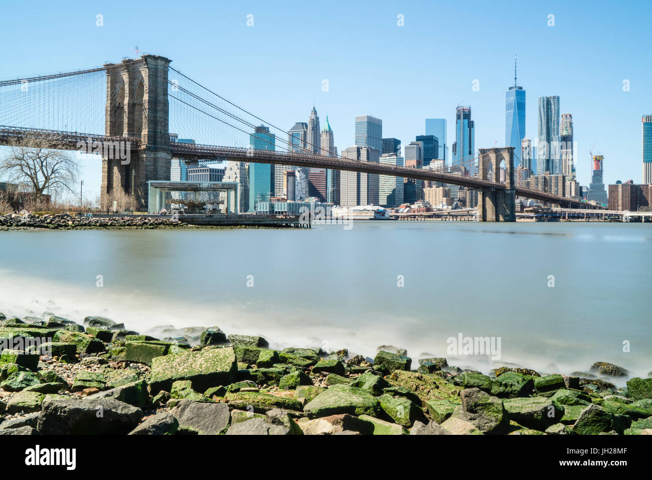 Il Ponte di Brooklyn e la parte inferiore di Manhattan skyline visto dal lato Brooklyn est del fiume, New York City, Stati Uniti d'America Foto Stock