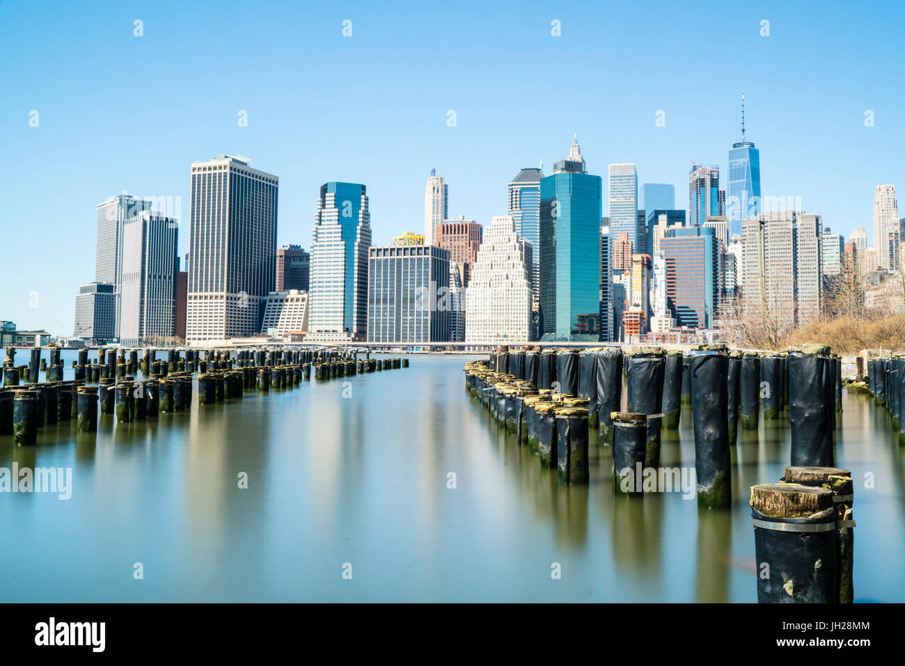 La parte inferiore di Manhattan skyline visto dal lato Brooklyn est del fiume, New York City, Stati Uniti d'America, America del Nord Foto Stock