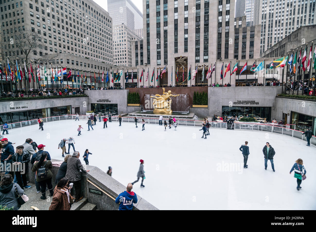 In inverno la pista di pattinaggio su ghiaccio in Rockefeller Plaza di New York City, Stati Uniti d'America, America del Nord Foto Stock