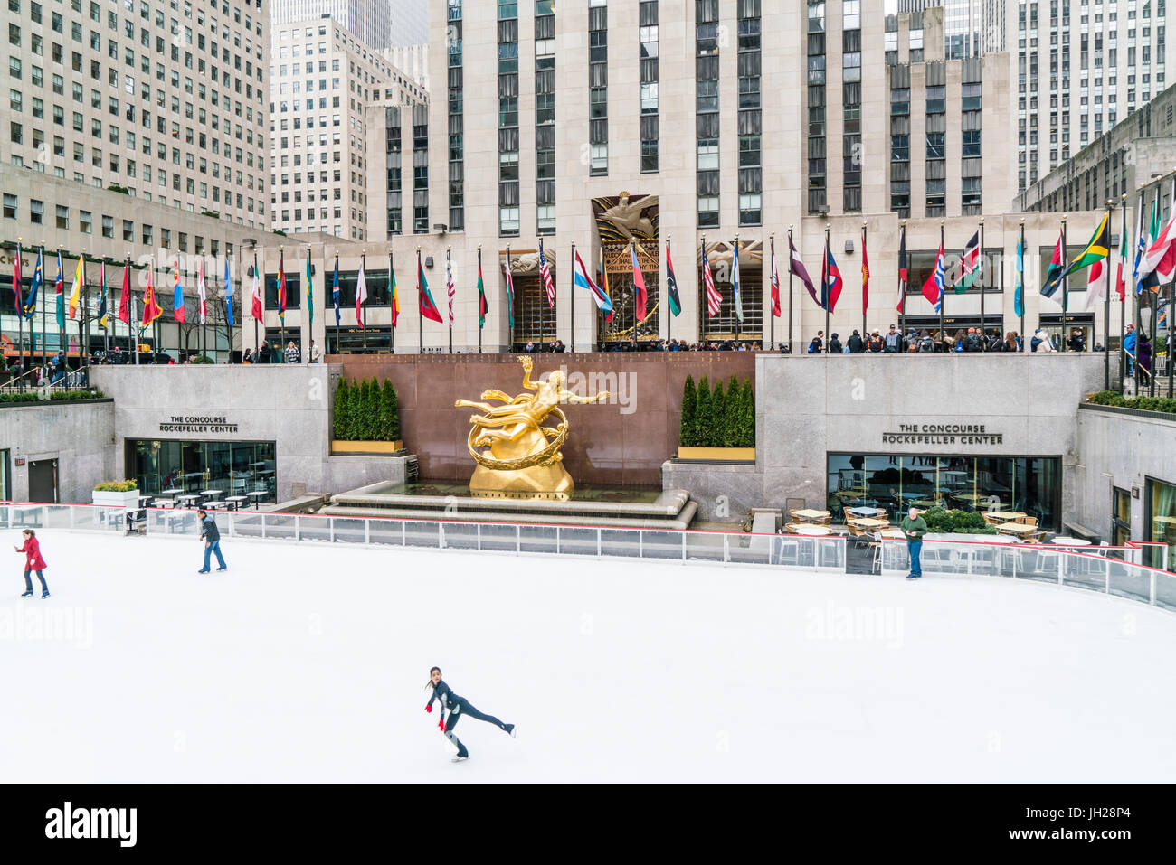 In inverno la pista di pattinaggio su ghiaccio in Rockefeller Plaza di New York City, Stati Uniti d'America, America del Nord Foto Stock