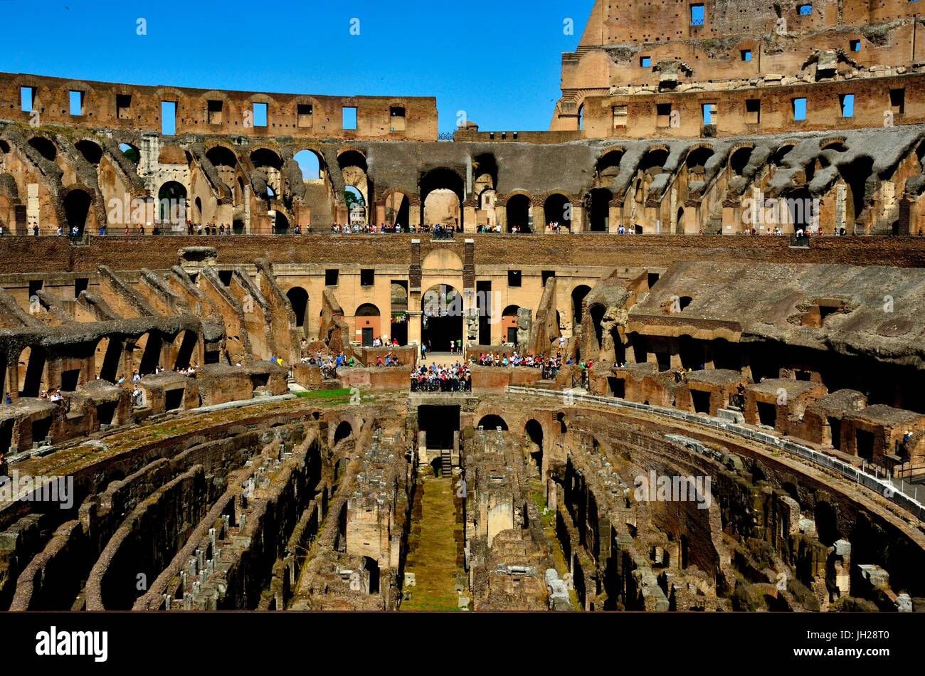 Interior vista parziale del Colosseo. Si tratta di un anfiteatro ovale, Roma, Italia.costruito in cemento e sabbia è il più grande anfiteatro mai costruito. Foto Stock