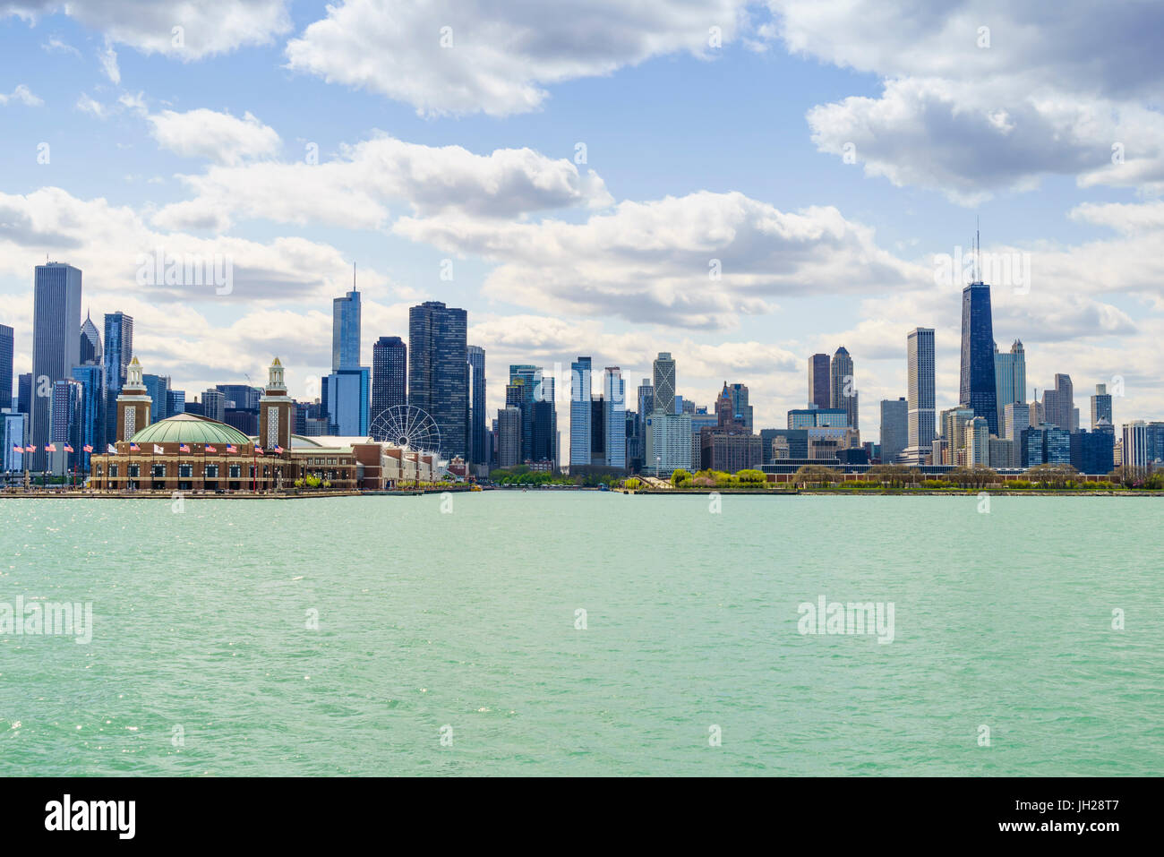 Sullo skyline di Chicago e il Navy Pier dal lago Michigan, Chicago, Illinois, Stati Uniti d'America, America del Nord Foto Stock