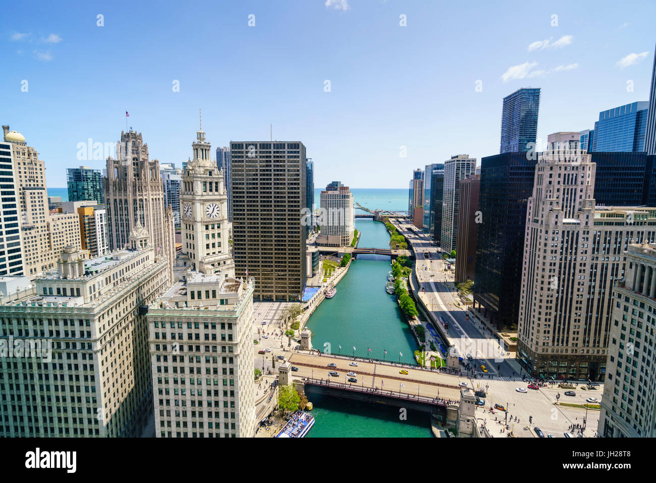 Torri lungo il fiume Chicago verso il lago Michigan, Chicago, Illinois, Stati Uniti d'America, America del Nord Foto Stock