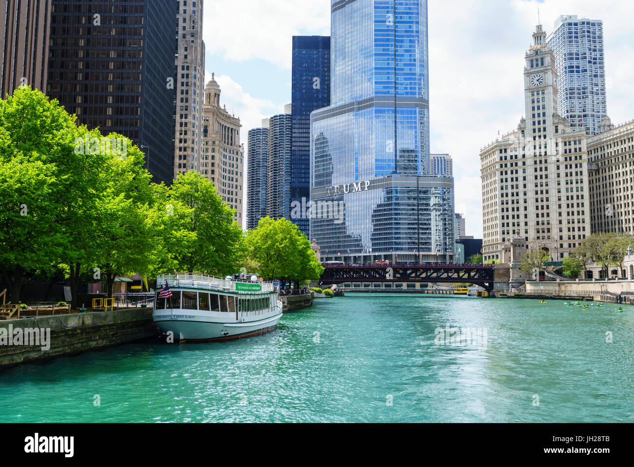 Chicago River con Trump Tower e Wrigley Building, Chicago, Illinois, Stati Uniti d'America, America del Nord Foto Stock