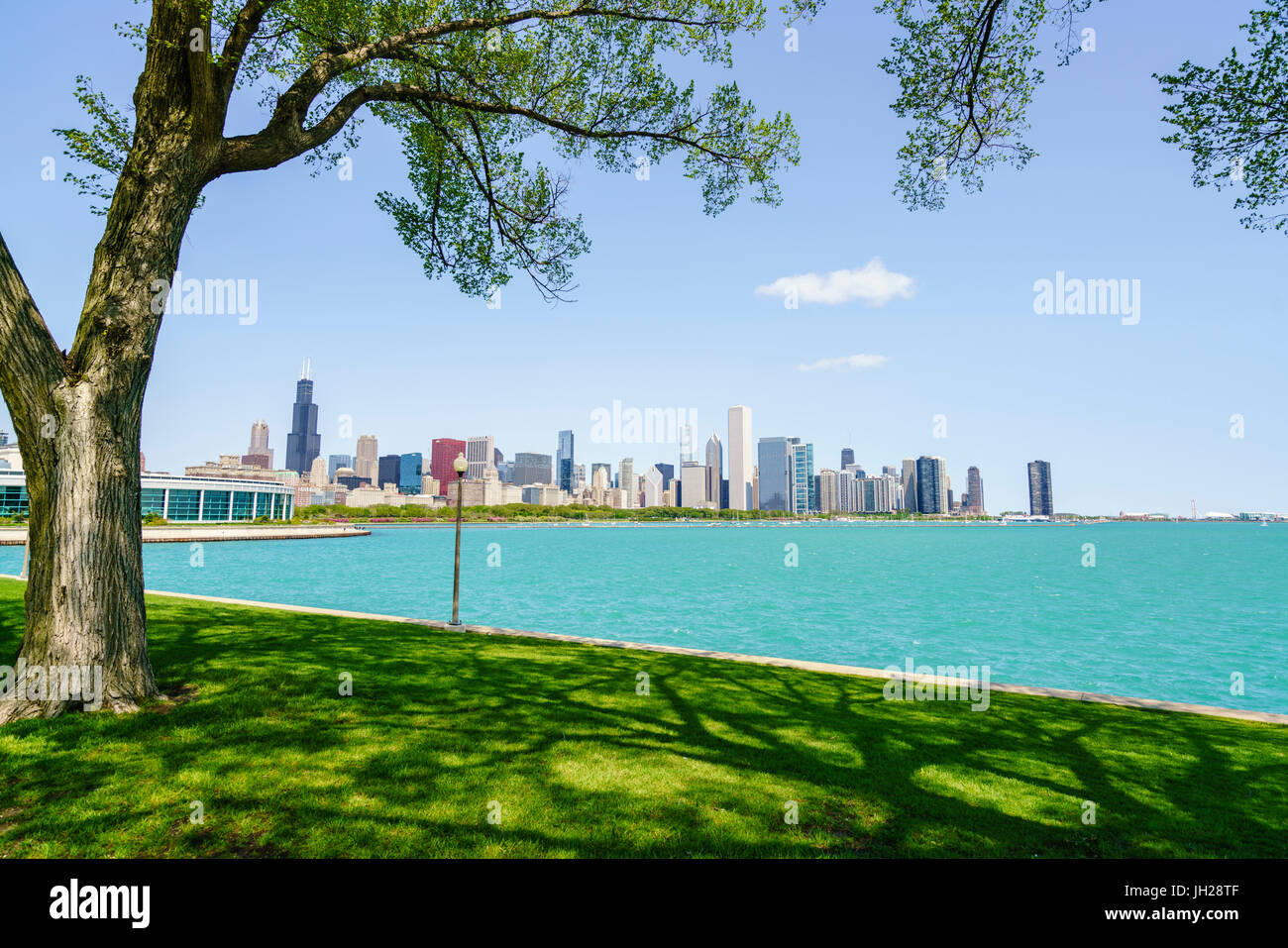 Il lago Michigan e dello skyline della città di Chicago, Illinois, Stati Uniti d'America, America del Nord Foto Stock