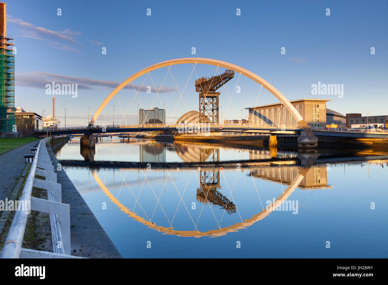 Il Clyde Arc Bridge (Ponte Squinty), Glasgow, Scotland, Regno Unito, Europa Foto Stock