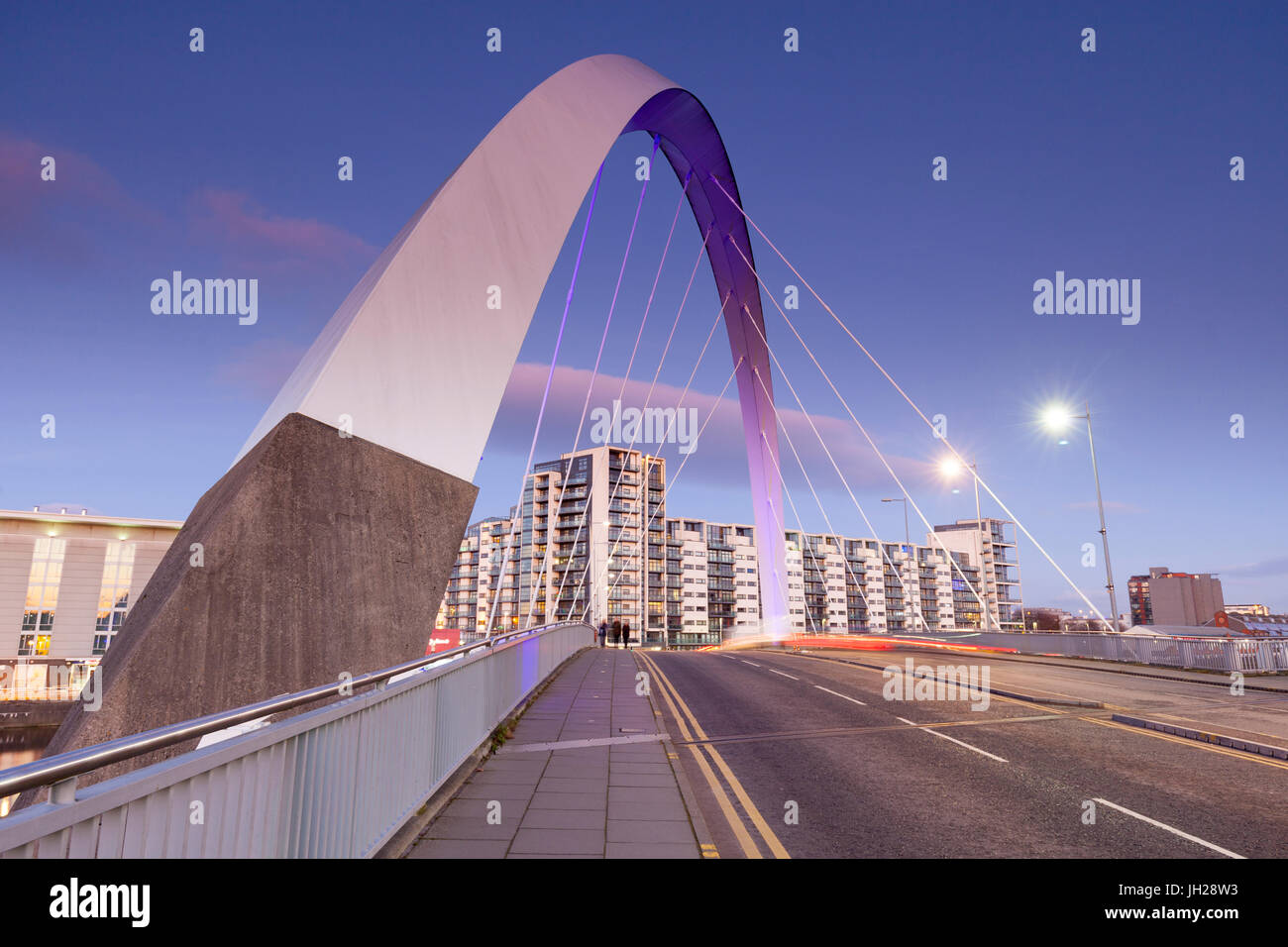 Il Clyde Arc Bridge (Ponte Squinty), vista verso Finnieston, Glasgow, Scotland, Regno Unito, Europa Foto Stock